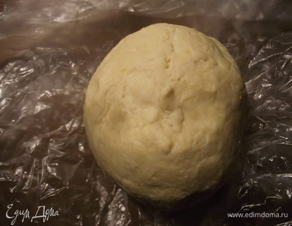 Скатываем тесто в шар и отправляем в холодильник охлаждаться на 30 минут.
