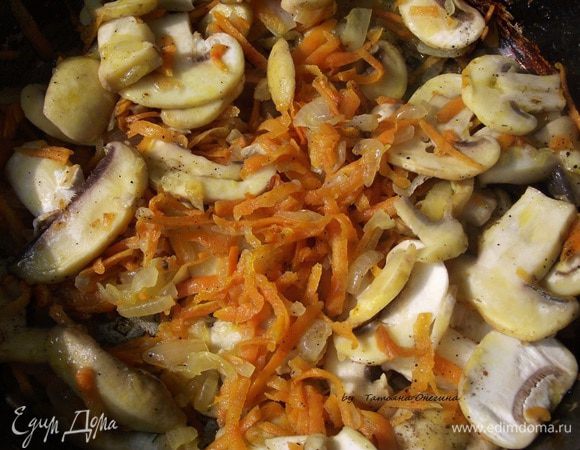 Для начинки мелко режем лук, морковь натираем на терке.
Шампиньоны крупно нарезаем.
Обжариваем лук, через пару минут добавляем морковь, а затем грибы. Сразу солим и перчим по вкусу.
