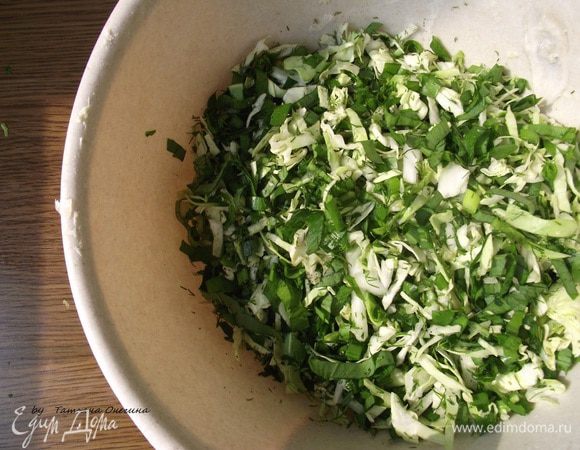 Мелко шинкуем капусту, зеленый лук и укроп.
Нарезаем черемшу, зелень.
Все перемешиваем. 

