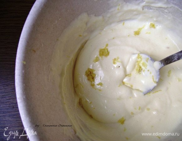 Для заливки перемешиваем все ингредиенты.
Я добавляю немного цедры лимона.
