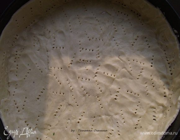 Раскатываем тонко тесто и формируем бортики, делаем проколы вилкой.
