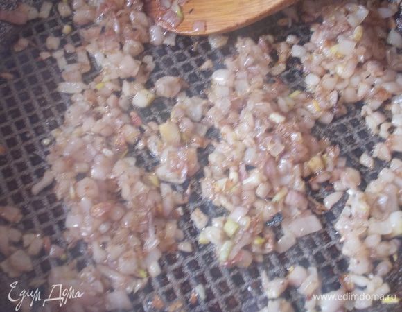 Порезать мелко лук и добавить его к жиру. Обжарить до прозрачно-золотистого цвета.
