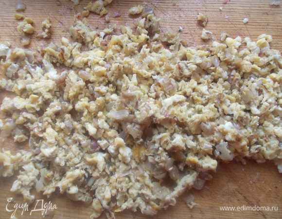 Омлет немного остудить и выложить его на доску. Также мелко его посечь.