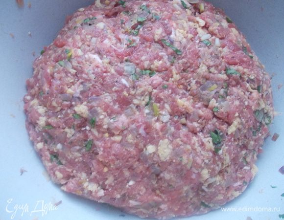 Затем все смешать и очень хорошо отбить. Я еще накрошила немного петрушки, хотя в рецепте этого не было.