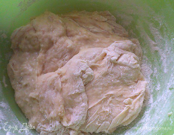 Разводим в молоке сахар, дрожжи, добавляем яйцо, растопленное масло, муку и солим. Замешиваем тесто, ставим в тёплое место, пока готовим начинку, чтоб немного поднялось