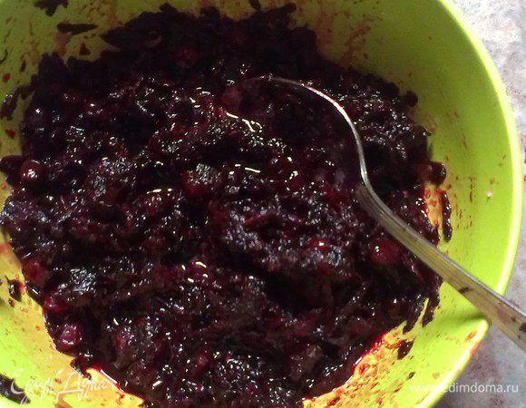 Перетереть ягоды с сахаром, добавить столовую ложку крахмала и сырую свёклу, натертую на тёрке. Тщательно перемешать