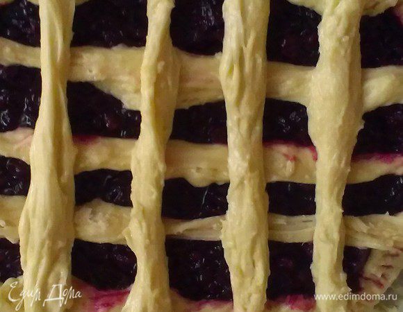 Когда тесто поднимется, отложить часть, оставшуюся бОльшую часть раскатать в пласт и выложить на смазанный маслом и посыпанный мукой противень. Сверху положить начинку, из отложенного теста сделать "решётку". Выпекать при 200 градусах, 30 мин. до золотистой корочки