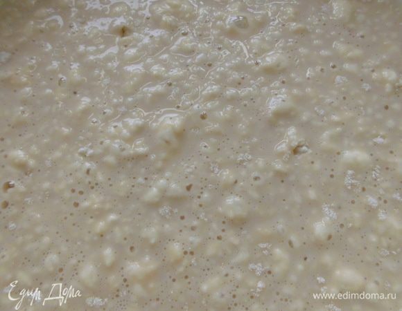 Молоко подогреть, чтобы было теплым. Дрожжи покрошить в небольшую миску, добавить немного сахара, теплое молоко и часть муки (где-то 100 г). Вымесить опару и поставить бродить в теплое место где-то на 20 минут.