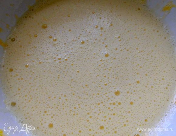 Оставшийся сахар и ванильный сахар (или ароматизатор) взбить с яйцами. Нужно чтобы сахар растворился.