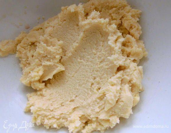 Размягченное масла растереть с 1 стаканом муки.