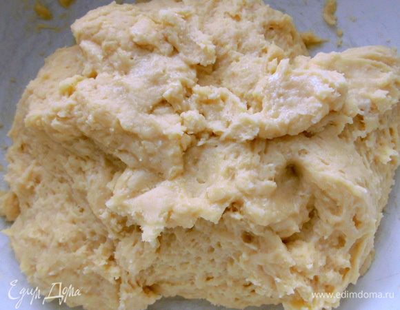 В большой миске смешать опару, яичную массу, растертое масло, оставшуюся муку и соль. Замесить тесто. Оно будет немного липнуть к рукам, то так и должно быть! Поставить его в теплое место. Во время брожения нужно сделать несколько обминок. Я делала 2.