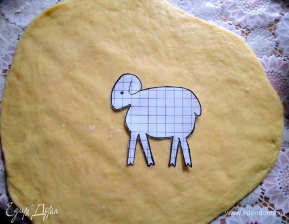 Присыпать стол мукой. Оторвать часть теста и раскатать в круглую лепешку. Положить сверху трафарет и аккуратно вырезать барашков. Это самая кропотливая часть работы, поскольку их размер небольшой. Труднее всего вырезать лапки.