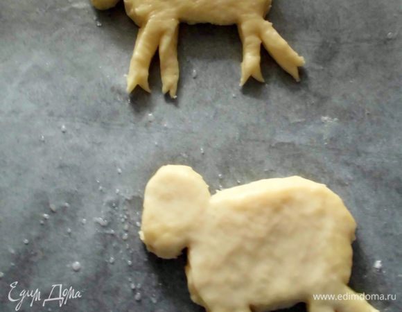 Выложить барашек на противень, выстеленный бумагой для выпечки (предварительно смазать ее маслом).