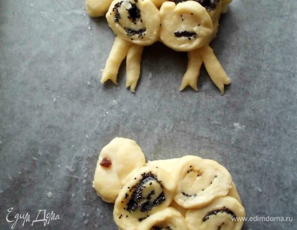 Фигурки смочить водой. Уложить сверху рулетики вплотную друг к другу. Вырезать из теста "ухо" и приклеить к "голове". Сделать глаз из изюминки. Еще раз смочить всю поверхность водой. Оставить расстояться. 