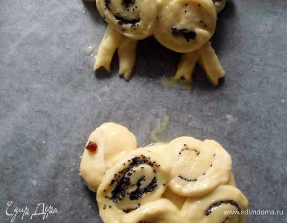 Духовку разогреть до 200 градусов. Подросших барашков смазать яйцом, взбитым с водой, и выпекать до румяного цвета.
