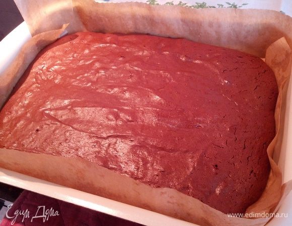 взбить масло с сахаром, добавить желтки, взбить, добавить растопленный шоколад, взбить, добавить крахмал, взбить. аккуратно перемешивая порциями  добавить взбитые белки. 

перелить тесто в форму и выпекать 25 минут при температуре 160-170С.
