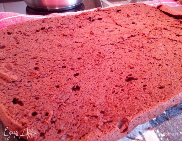 достать корж и остудить немного.
пока корж остывает, варенье в кастрюльке подогреть, чтобы пропитывать было легче.

разрезать корж вдоль пополам, смазать вареньем, накрыть его обратно и сверху еще раз смазать. отправить в холодильник застывать.
