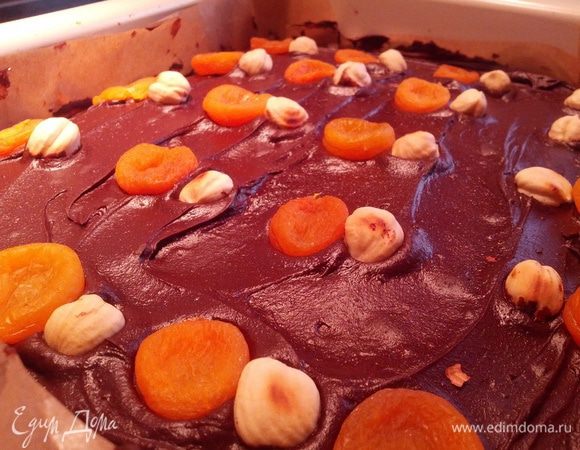 тем временем готовим глазурь. все ингредиенты в кастрюле растопить и немного уварить.
достать торт и полить глазурью.
украсить фундуком и курагой по желанию. отправить в холодильник.