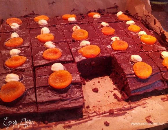 разрезать на квадратики и наслаждаться шоколадным тортом! вкусно его есть под мятный чай :)