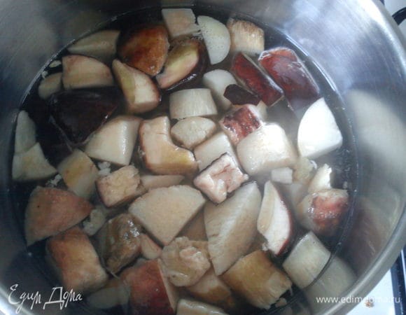 Грибы порезать небольшими кусочками и отварить