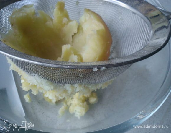 Картофель отварить в кожуре до мягкости и протереть через сито