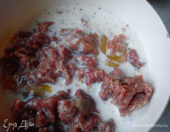 Мясо перемолоть мясорубкой с мелкой теркой или измельчить в процессоре.
Добавить яйца, молоко, картофель и специи. Хорошо вымесить, а если есть возможность , то лучше это сделать при помощи комбайна.