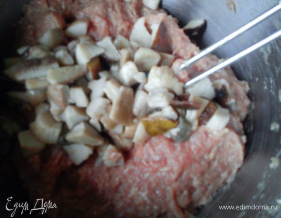 Добавить грибы и размешать