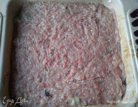 Выложить в смазанную подсолнечным маслом форму и запекать в духовке 50 минут при температуре 180С. Корочка должна стать золотистой.