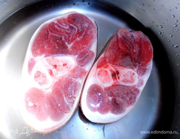 Рулька у нас продаётся уже нарубленная кусочками...,очень удобно..,всегда держу в морозилке для супов! Заливаем водой из фильтра и ставим на огонь. Посолить...