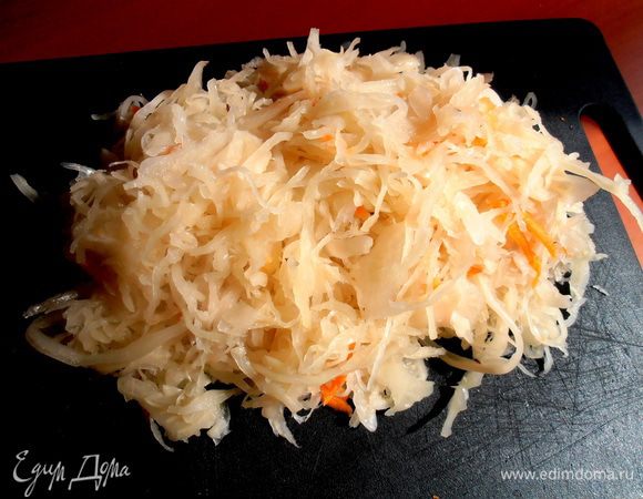 Примерно через час начинаем заправлять щи ингредиентами...Капусту без рассола (потом можно добавить,кто любит покислее!) выкладываем на доску...