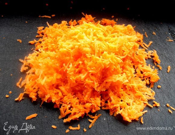Начинаем готовить зажарку! Морковь натираем на мелкой тёрке...