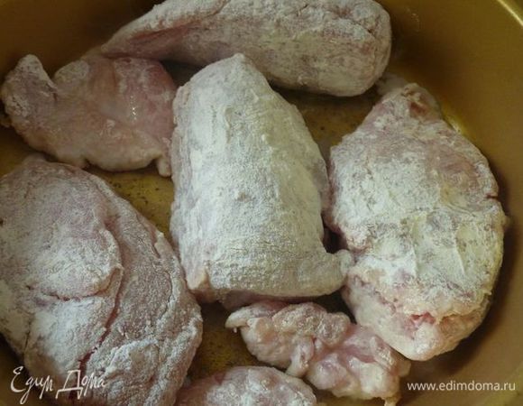 В большой сковороде, нагрейте 1 столовую ложку масла на среднем огне. Добавить курицу, и жарить до золотисто-коричневого цвета, около 5 минут с каждой стороны.
