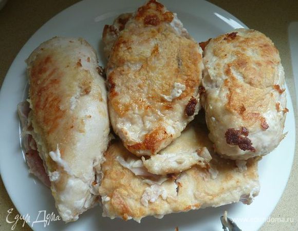 Переложить курицу в миску, отложить в сторону.
