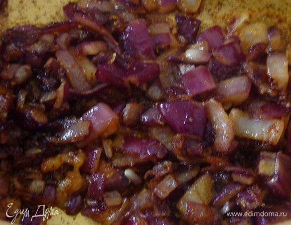 Разогреть оставшиеся 2 чайные ложки масла в сковороде в которой жарилась курица , обжарить лук и чеснок, часто помешивая, пока лук не смягчится, около 7 минут. Добавьте порошок карри и 3/4 чайной ложки соли, обжарить 1 минуту.
