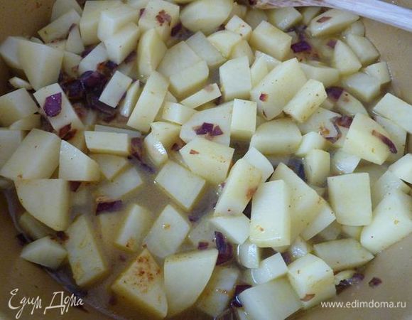 Добавить картофель и 240 мл воды, довести до кипения. 