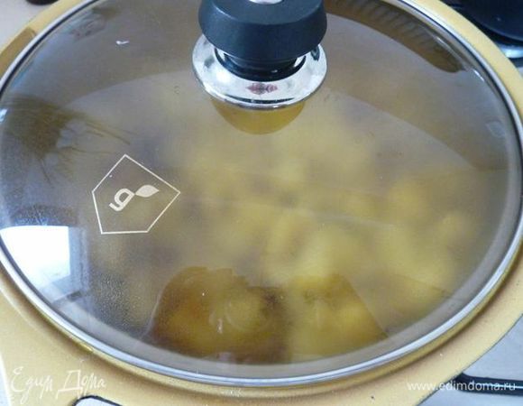 Уменьшить огонь , накрыть крышкой и варить, пока картофель не станет немного мягким, около 10 минут. 