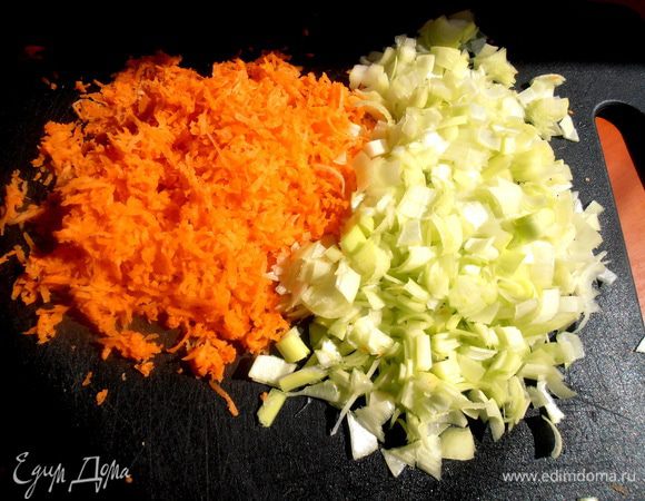 Количество лука нарезаем примерно такое же,как одна большая луковица.