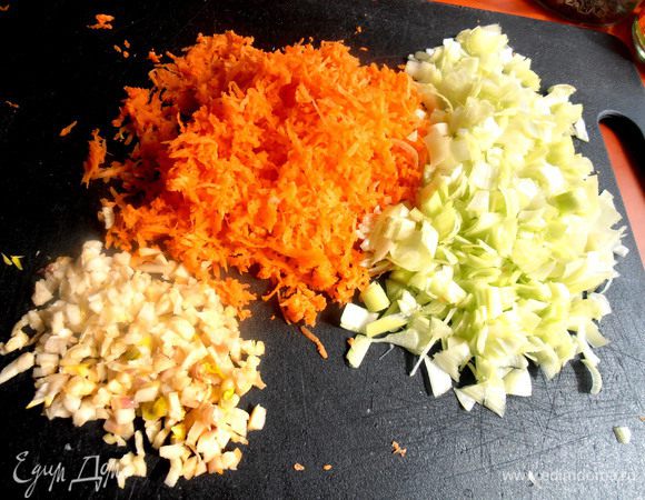 Чеснок тоже нарезаем мелко или выдавливаем...