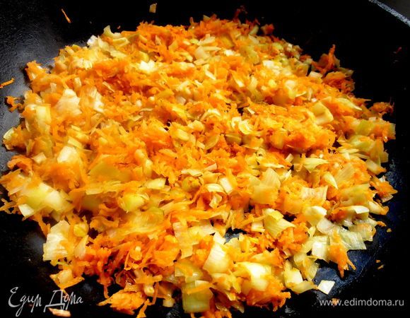 Обжариваем весь состав на растительном масле до золотистого состояния...