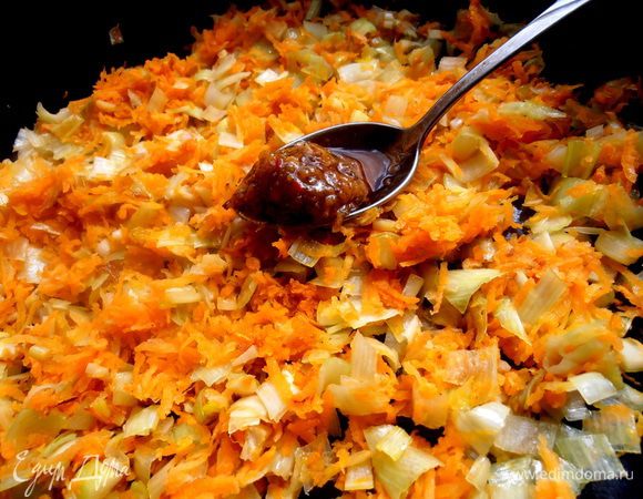 В конце добавляем ложечку домашней аджики,перемешиваем в сковороде.