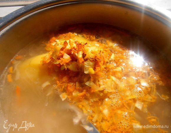 Отправляем зажарку в кастрюлю с супом.