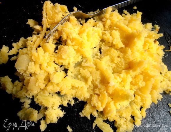 И разминаем вилкой! Нам так вкуснее))) Затем обратно в кастрюлю.
