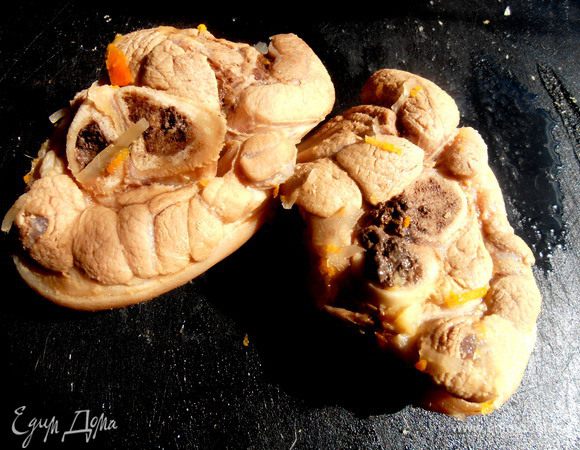 Вынимаем готовые кусочки рульки...