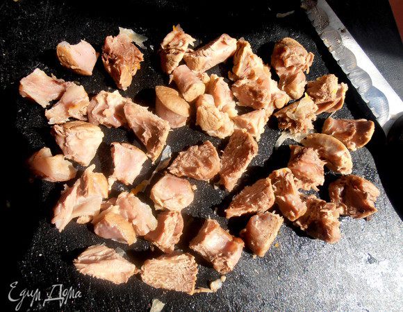 И нарезаем на кусочки...,кожу и кости выбрасываем. Мяско отправляем обратно в суп.