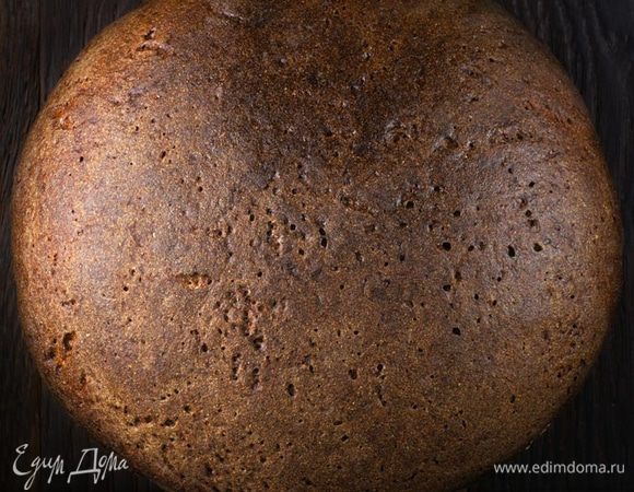 Ржаной хлеб нарезать ломтиками, выложить на сухой противень и сильно подсушить в нагретой до 180 градусов духовке.
