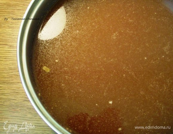 Затем переложить в большую кастрюлю, залить кипятком и оставить не менее чем на 3 часа. 
По истечении времени хлебный настой процедить и добавить сахар, дрожжи. Накрыть марлей и поставить в теплое темное место на 5-6 часов для процесса брожения.