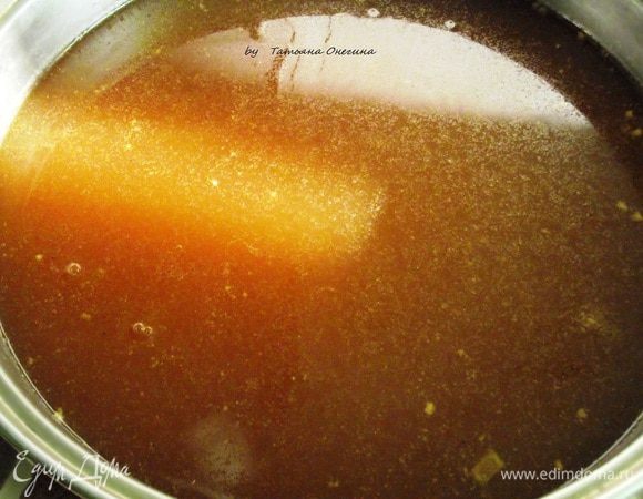 Как только квас станет пениться, его процедить, перелить в чистые сухие бутылки. В каждую бутылку добавить по 2-4  изюминки или чернослив. Бутылки с квасом закупорить и убрать в холодильник.

Квас готов. Приятного аппетита!