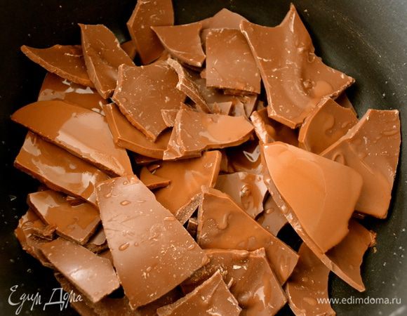 Шоколад положить в кастрюльку, добавить пару ложек воды и растопить на медленном огне.