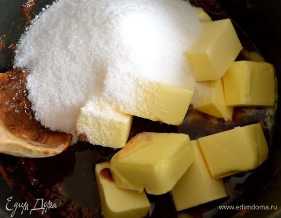 Добавить к шоколаду масло кубиками и сахар, и продолжая помешивать, растопить все полностью на медленном огне.  