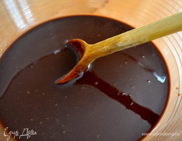 Получившуюся массу перелить в миску бОльшего размера и немного остудить.